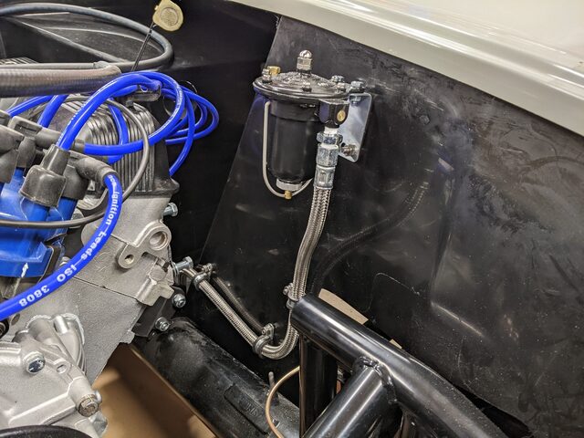 pressure regulator with fuel supply